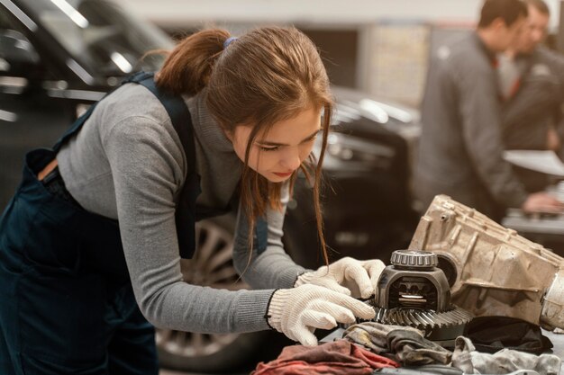 Jakie wyzwania napotykają kobiety w branży motoryzacyjnej?